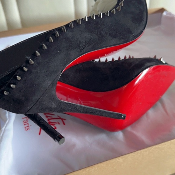 Red bottom ( like new) - Picture 3 of 11